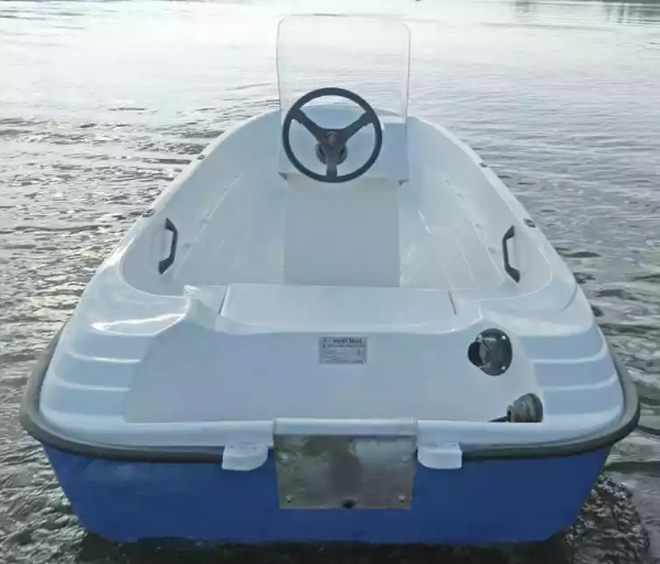 Стеклопластиковая лодка Пингвин с консолью (тримаран) в Назрани