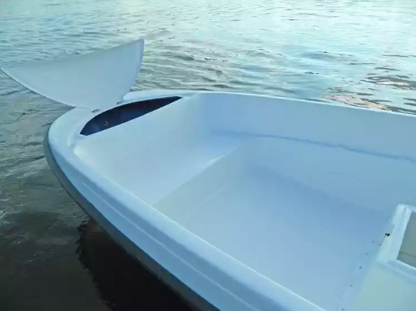 Стеклопластиковая лодка Пингвин с консолью (тримаран) в Назрани