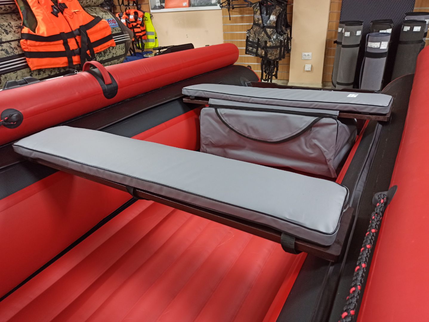 КОМПЛЕКТ МЯГКИХ НАКЛАДОК С СУМКОЙ ДЛЯ ЛОДОК 110Х20 СЕРЫЙ в Назрани