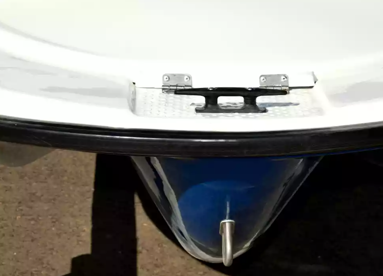 Стеклопластиковая лодка Пингвин с консолью (тримаран) в Назрани