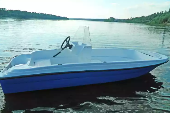 Стеклопластиковая лодка Пингвин с консолью (тримаран) в Назрани