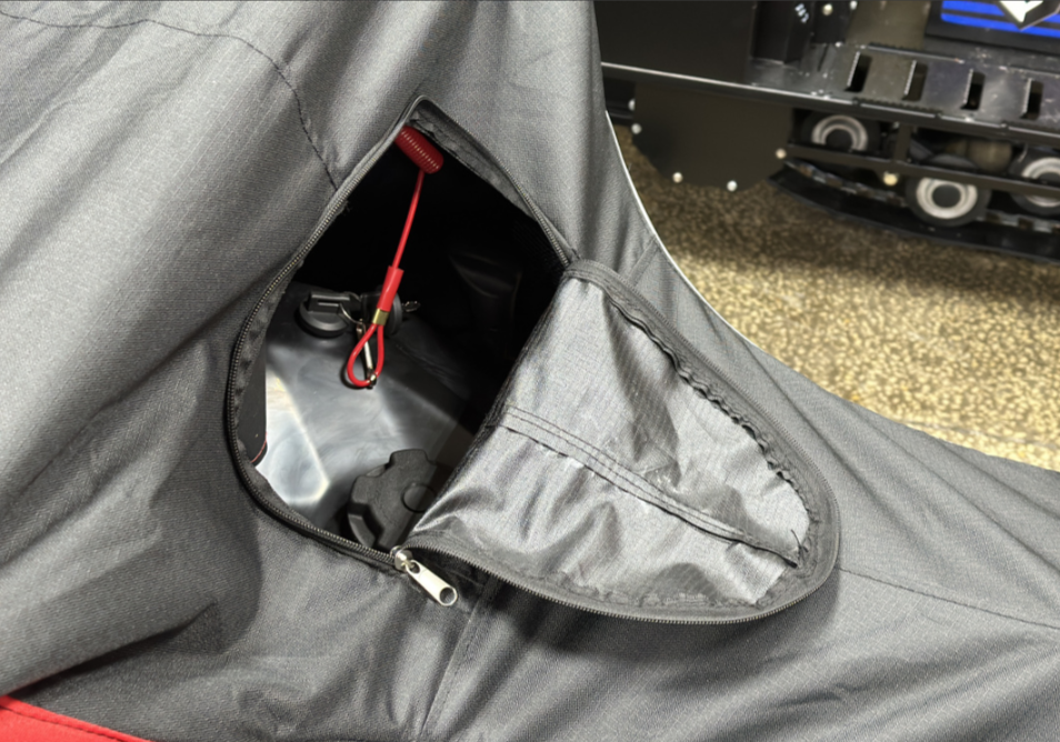 Чехол транспорт. снегохода IKUDZO HUNTER черно-красный Оксфорд ПРЕМИУМ качества с лого IKUDZO в Назрани