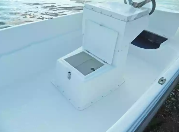 Стеклопластиковая лодка Пингвин с консолью (тримаран) в Назрани
