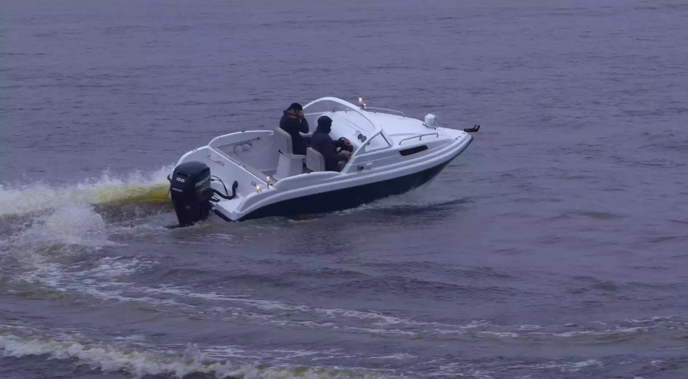 Стеклопластиковый катер Neman-550 с каютой в Назрани