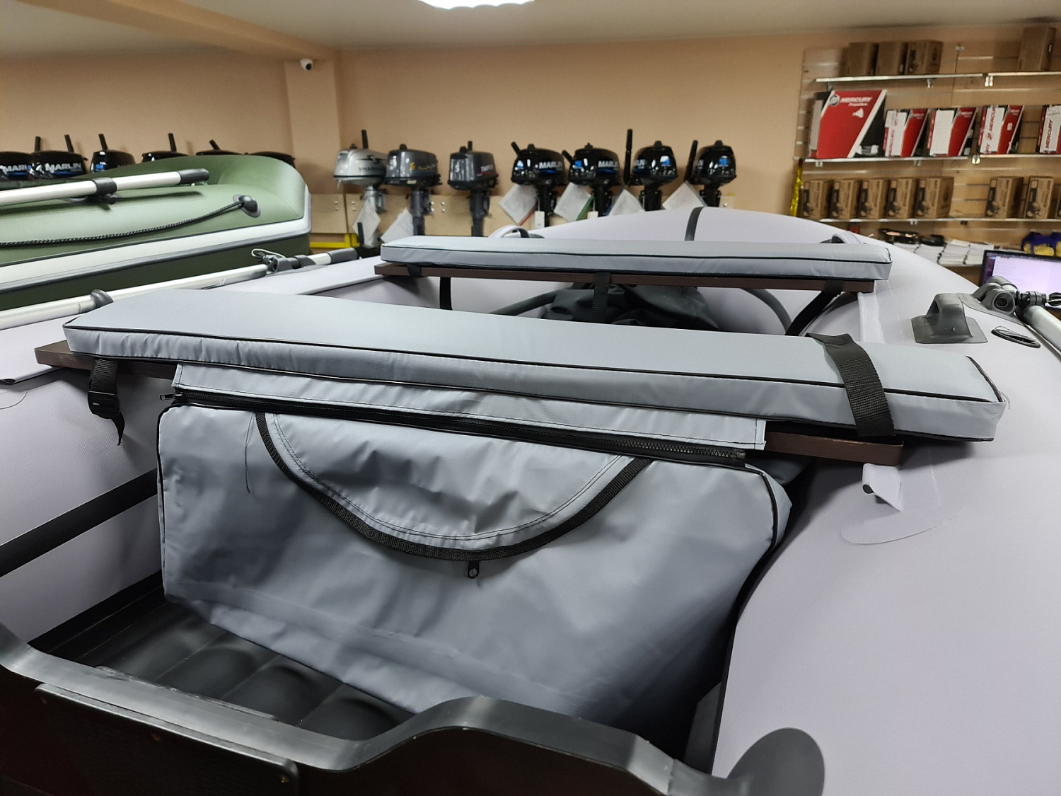 КОМПЛЕКТ МЯГКИХ НАКЛАДОК С СУМКОЙ ДЛЯ ЛОДОК 110Х20 СЕРЫЙ в Назрани