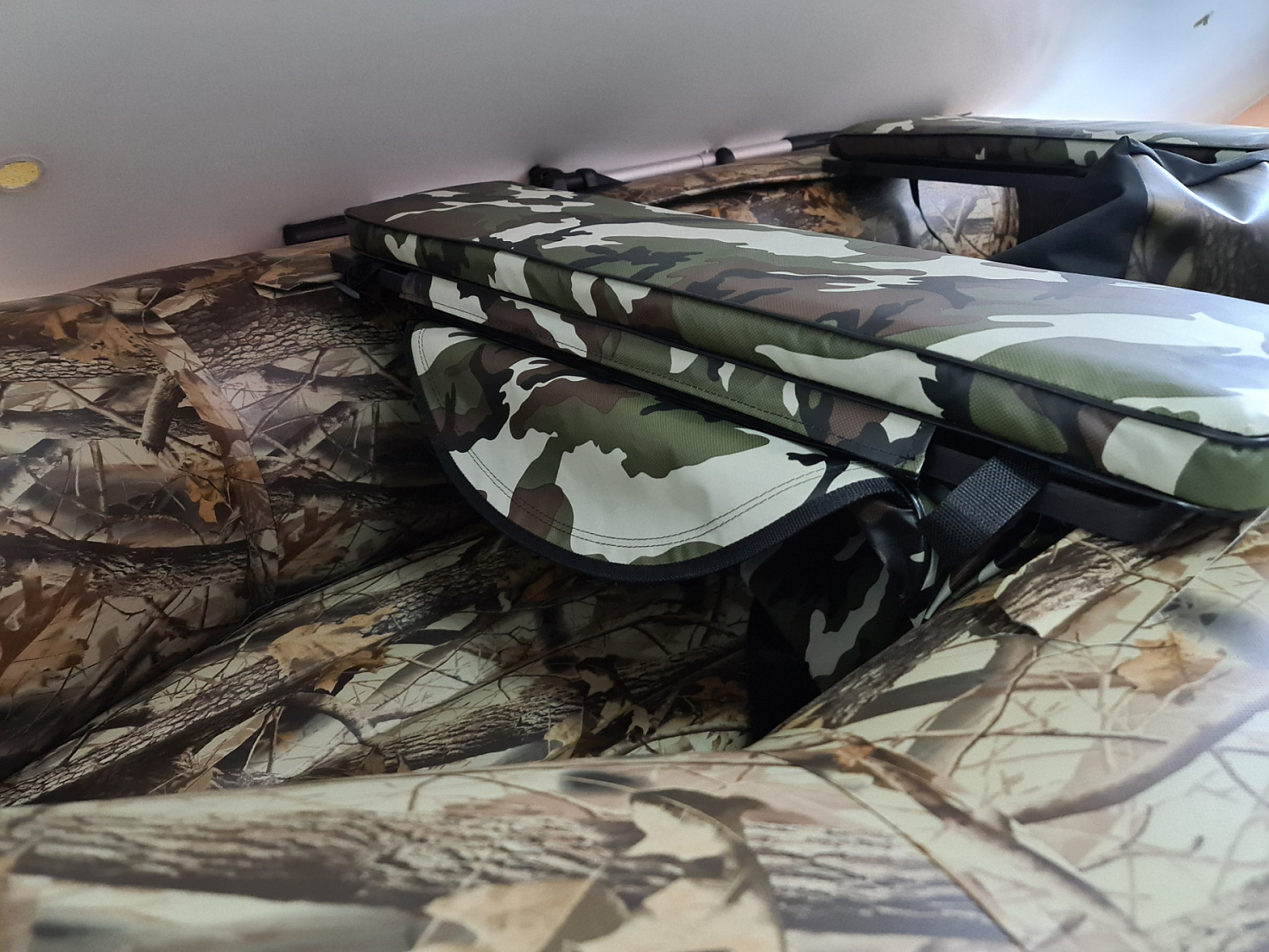 КОМПЛЕКТ МЯГКИХ НАКЛАДОК С СУМКОЙ ДЛЯ ЛОДОК 80Х20 КАМУФЛЯЖ в Назрани